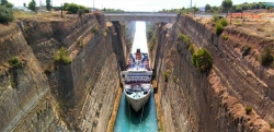Passage of ships in the canal